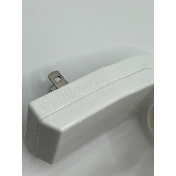 Bath & Body Works Wallflower Snowflake Gemstone Pearl Plug-In Fragrance Rare HTF - Picture 5 of 9